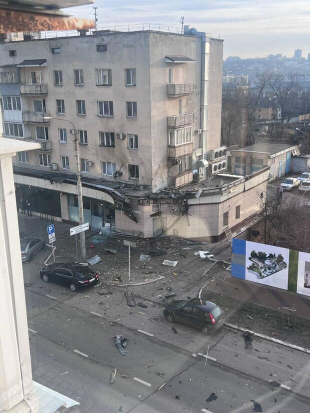 Украина явно в отместку за вчерашний массированный ракетный удар по военным объектам ВСУ устроила хаотичный обстрел приграничного Белгорода.-3