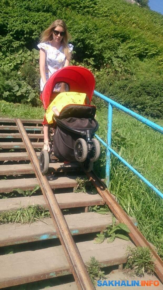 Как спускать коляску с ребенком