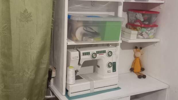 Сегодня я хочу поделиться с вами, как мне удалось максимально эффективно использовать зашторное пространство, для своего швейного уголка.-9-2