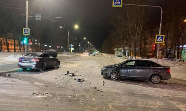 В Северодвинске столкнулись два автомобиля, в аварии пострадала женщина