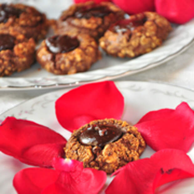 Шоколадно-фундуковые отпечатки(Chocolate - Hazelnut Thumbprints)