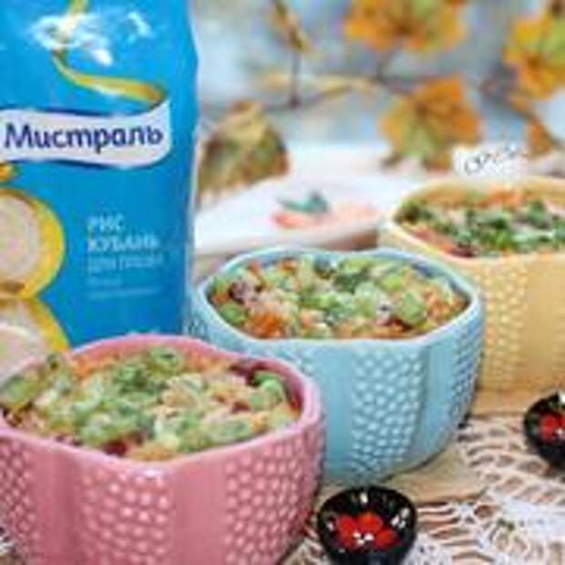 Курица с рисом и колбасой в горшочке