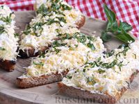 Фото к рецепту: Гренки с сыром, яйцом и базиликом