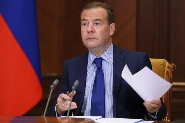Песков заявил, что Шойгу, Дюмин и Медведев будут курировать ОПК каждый по своему направлению 