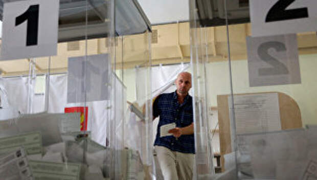 На одном из избирательных участков в Симферополе в единый день голосования. 18 сентября 2016