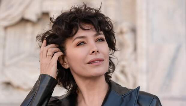 Российская актриса прогулялась в бюстгальтере по Милану и восхитила фанатов