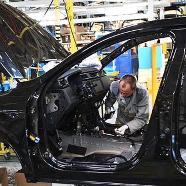 В России не смогла запустить работу половина автозаводов