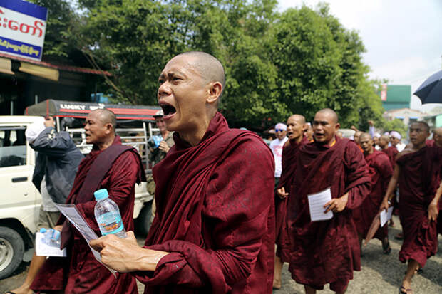 Буддийские монахи на марше в поддержку антимусульманских погромов в Мьянме