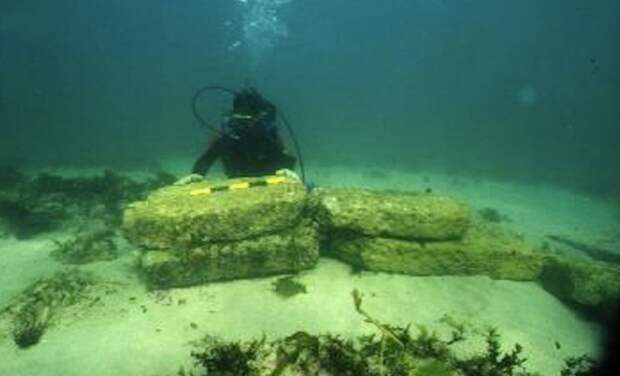 Дварка, ИндияДревний Дварка располагался на берегу реки Гомти. Считается, что в результате определенных событий он погрузился под воду. Руины были обнаружены в 2000 году на глубине 35 метров в Камбейском заливе. Возраст некоторых поднятых артефактов датируется 7500 годом до н.э.