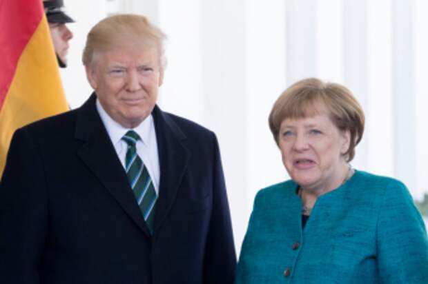 Трамп не стал пожимать руку канцлеру Германии Ангеле Меркель