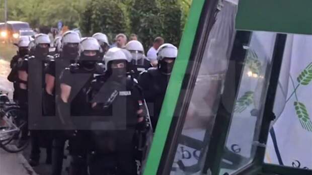 Протестующие в Нови-Саде напали на полицию перед зданием университета