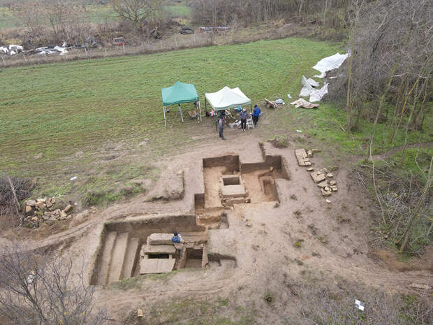 Под Свиштовом нашли римские надгробия, использованные в поздних могилах