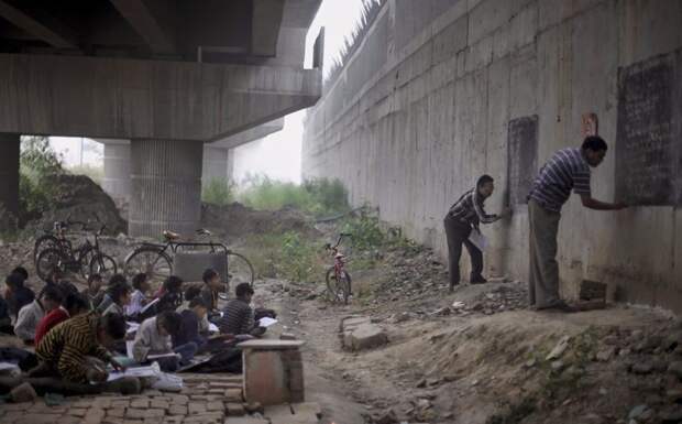 Учителя в Индии дают уроки бездомным детям. настроение, подборка, это интересно