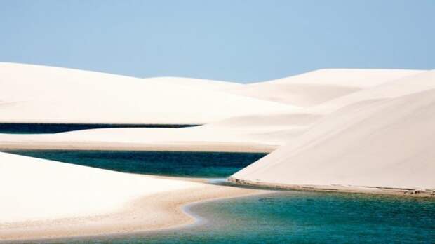 Небольшая пустыня с белоснежными песчаными дюнами, среди которых в сезон дождей образуются лагуны с бирюзовой водой.