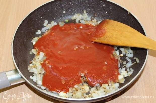 Лук и чеснок мелко порезать, обжарить на оливковом масле, добавить протертые помидоры.