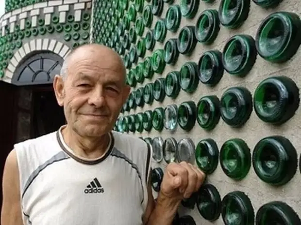 Восемь тысяч бутылок из-под шампанского и 20 лет жизни понадобилось украинцу, чтобы построить дачу Восемь тысяч бутылок из-под шампанского и 20 лет жизни понадобилось украинцу, чтобы построить дачу бутылки, дом. замок, своими руками, стройка