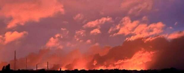 Сейчас! Масштабный пожар под Харьковом: здание предприятия почти разрушено