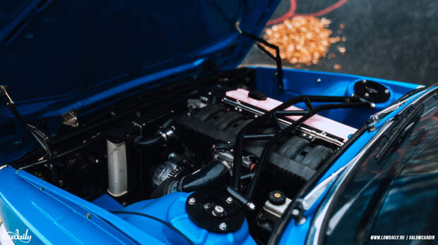 Подкапотное пространство BMW E12 с мотором M52B28