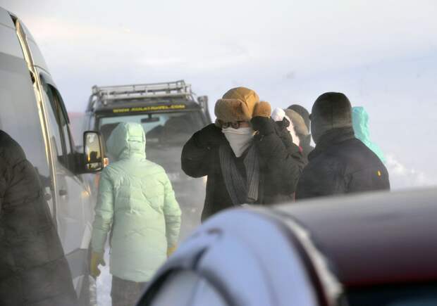 Туристы из КНР провели ночь в автобусах на перекрытой трассе в Териберке