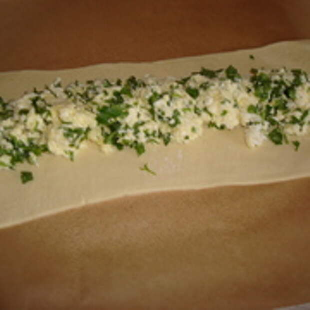 Фото приготовления рецепта: Коса из слоеного теста с сыром и зеленью