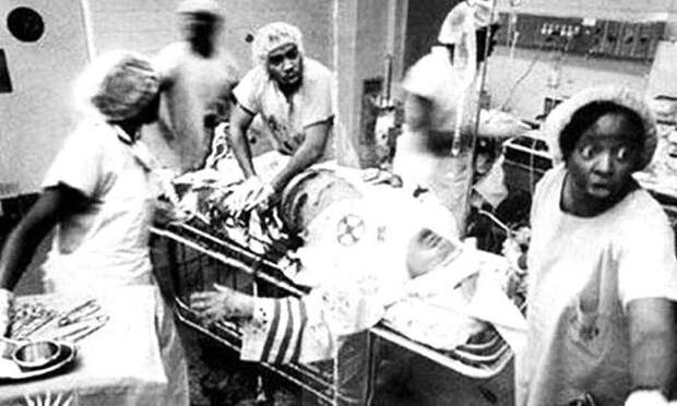 Чернокожие медики спасают жизнь раненому бойцу Ку-Клукс-Клана, который отстаивает идеи превосходства белых. жизнь, прошлое, ситуация, факт