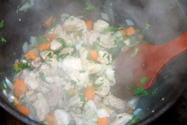 Солить и перчить нужно мясо с овощами, а не саму кашу или гречку