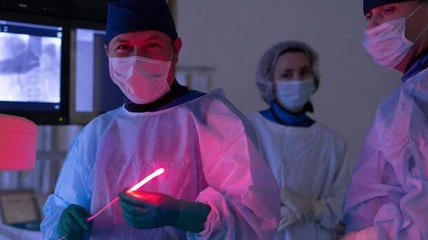 Врачи в Ленобласти впервые провели операцию по лечению рака «светом»