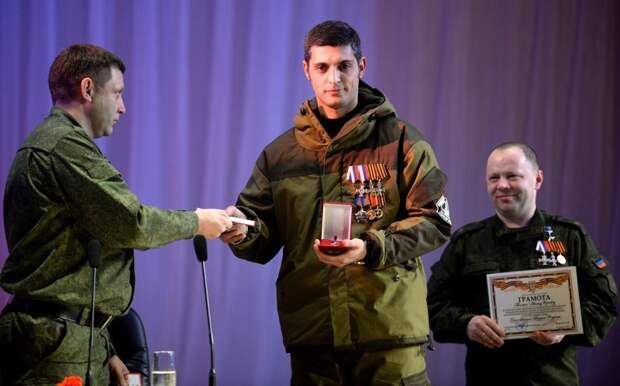 Глава ДНР Александр Захарченко вручает звезду Героя Михаилу Толстых. 