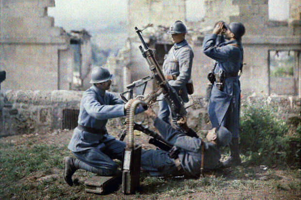 Французские солдаты осваивают противовоздушное оружие – зенитный пулемет. Франция, 1917 год. | Фото: visualhistory.livejournal.com.