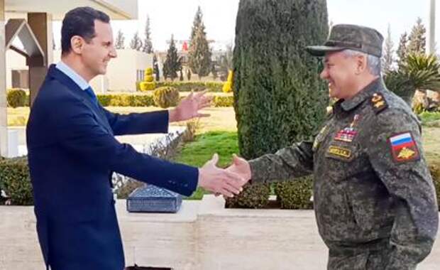 На фото: министр обороны РФ РФ Сергей Шойгу и президент Сирии Башар Асад (справа налево) в ходе рабочей встречи. Снимок с видео. Сирия. Дамаск. 15 февраля 2022 года