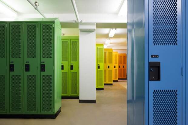 Необычный интерьер школы: разноцветные шкафчики в раздевалке