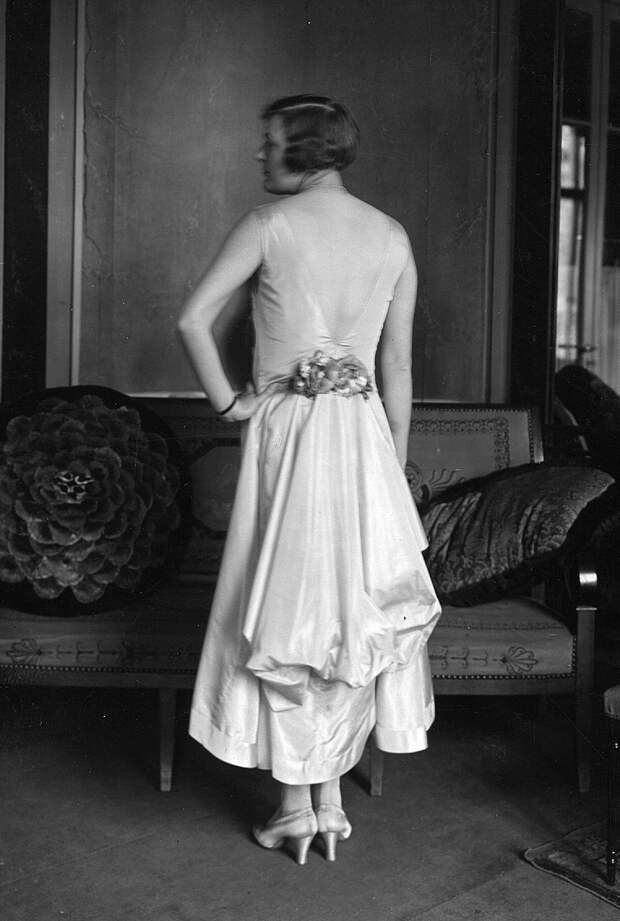 Модель в вечернем платье, 1922