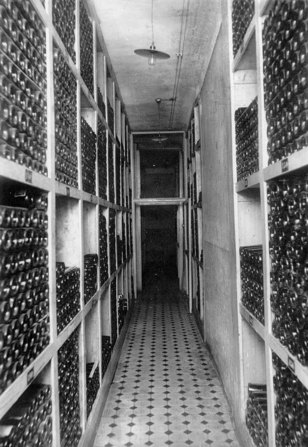05. Внутренний вид помещения винного склада акционерного общества продажи гарантированных лабораторным исследованием вин «Латипак». 1913