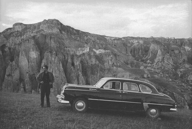 Мужчина около автомобиля ГАЗ-12 ЗиМ в горах. Всеволод Тарасевич, 1960-е, Армянская ССР, из архива МАММ/МДФ.