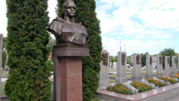 Памятник Николаю Кузнецову в Ровно, Украина. Архивное фото