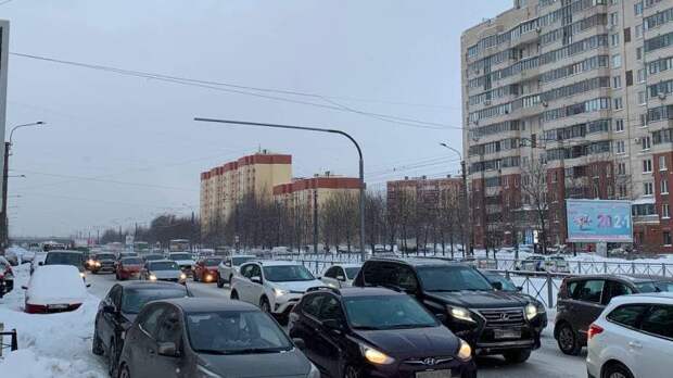 Метровые сосульки и сколькие тротуары: петербуржцы массово жалуются на очистку улиц города