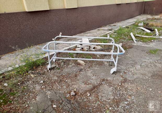 Обломки медицинской каталки