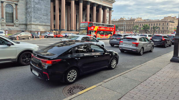 Как дальнобойщики и бывалые водители передают друг другу сигналы на дороге