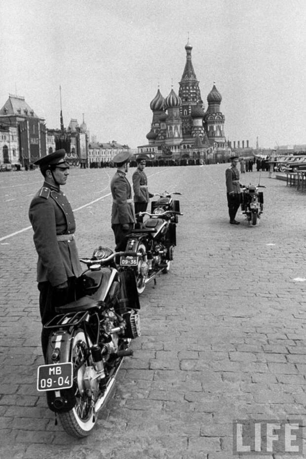 Как проходили майские праздники в Москве в 1958 году (24 фото)