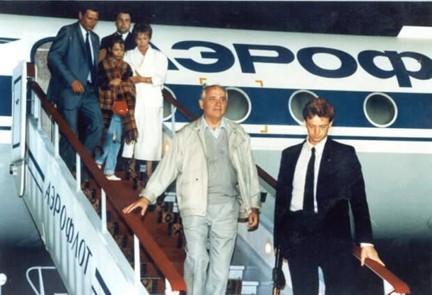 Михаил Горбачев с семьей в сопровождении охраны по прилету в Москву из Крыма после провала путча ГКЧП 22 августа 1991 года