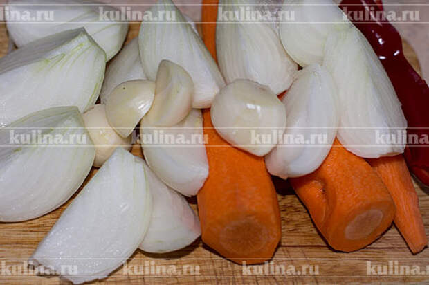 Подготовить овощи: лук, морковь и чеснок очистить, у острого перца удалить семена.
