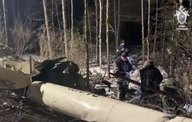 На месте крушения частного вертолета в Приамурье нашли телефон пилота
