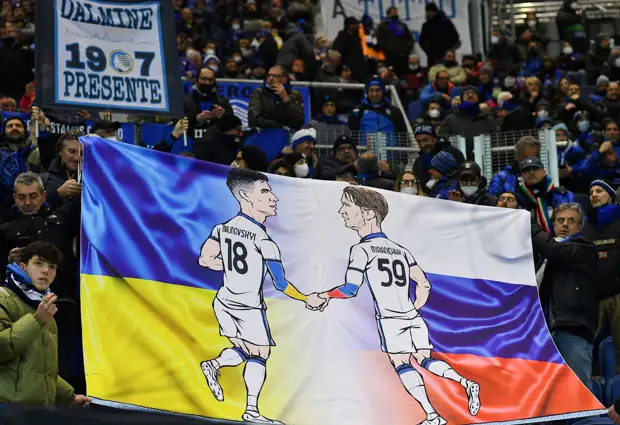 Фанаты «Аталанты» вывесили на стадионе баннер, посвященный Миранчуку и Малиновскому