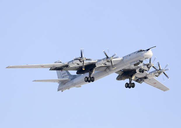 Над Чёрным морем пролетели ракетоносцы Ту-95МС. Видео