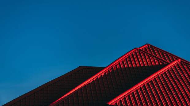 Замена кровли в частном доме: когда ремонт уже не помогает