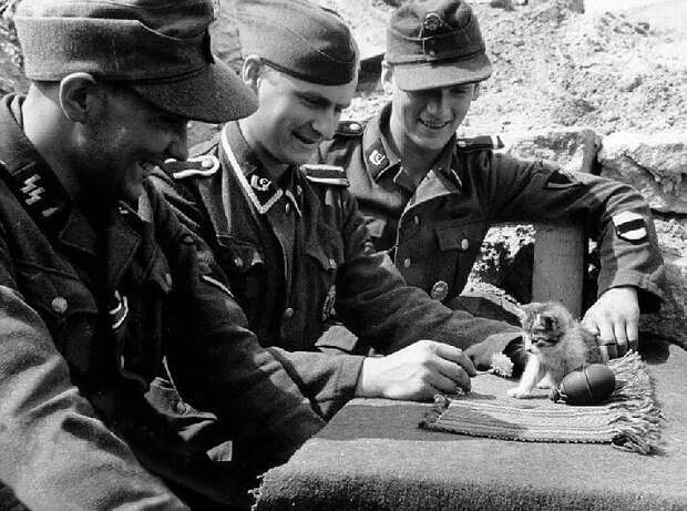 02 - Estonian Nazi soldiers playing with a kitten
