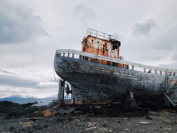 Старая лодка, нашедшая пристанище на мели. Фотограф: Naian Feng в мире, животные, кадр, люди, природа, смартфон, фото, фотограф