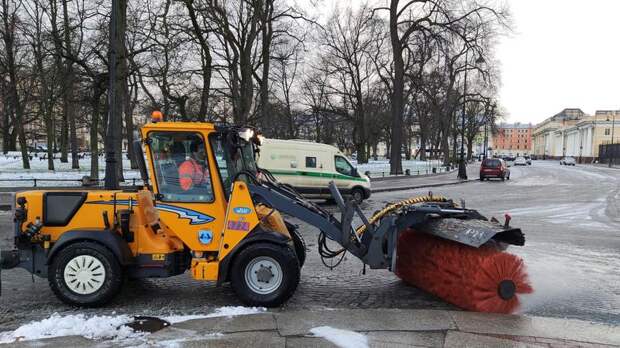 Убирать снег в Петербурге вышли более 700 машин и 1000 работников ручного труда