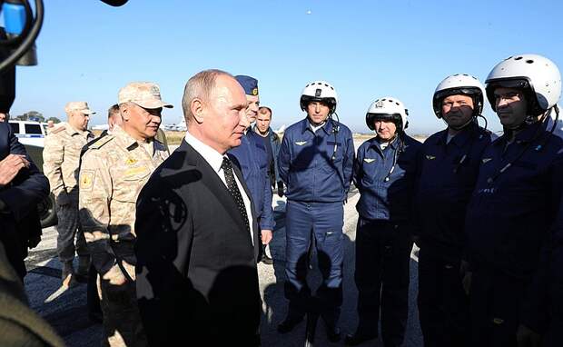 Владимир Путин во время визита на военную базу в Сирию Фото: GLOBAL LOOK PRESS