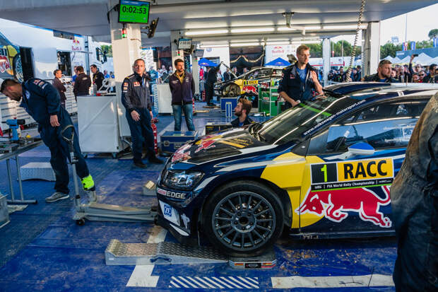 Как механики WRC собирают из одной раллийной машины другую за 75 минут. Фото 17